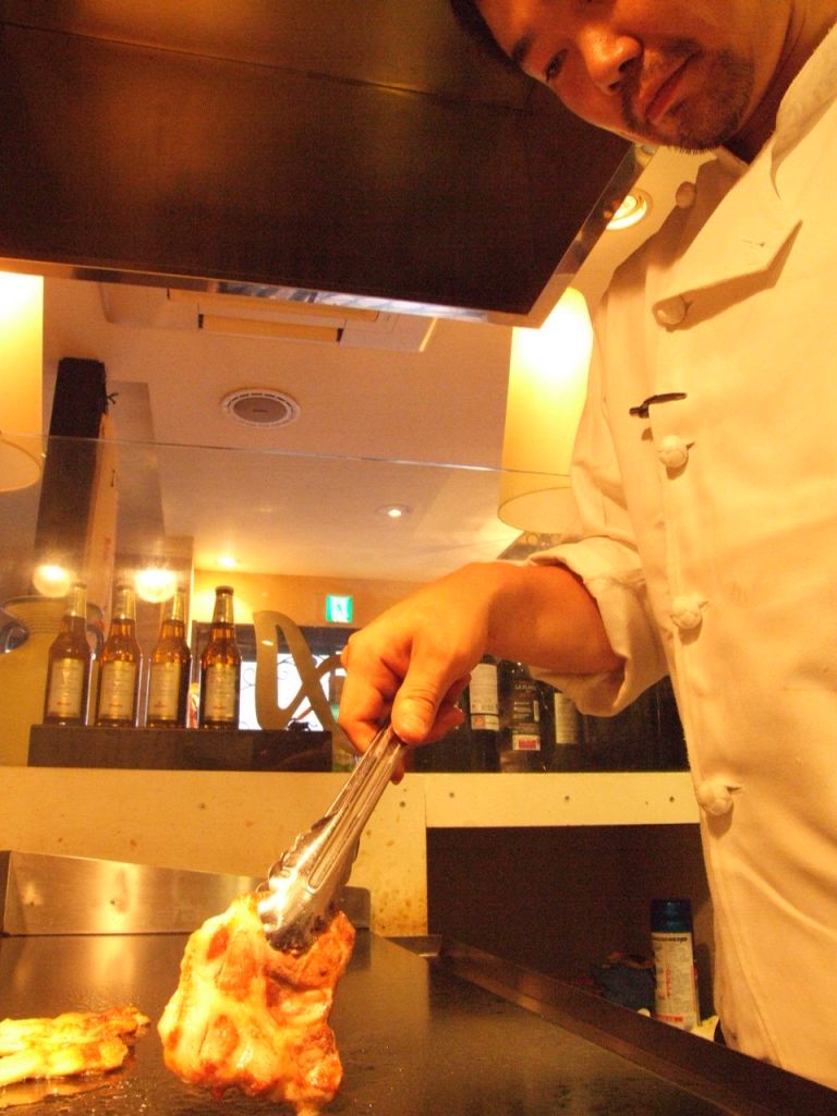 カウンターの目の前で焼かれるプランチャ（鉄板焼き）、香ばしい香りにそそられます。