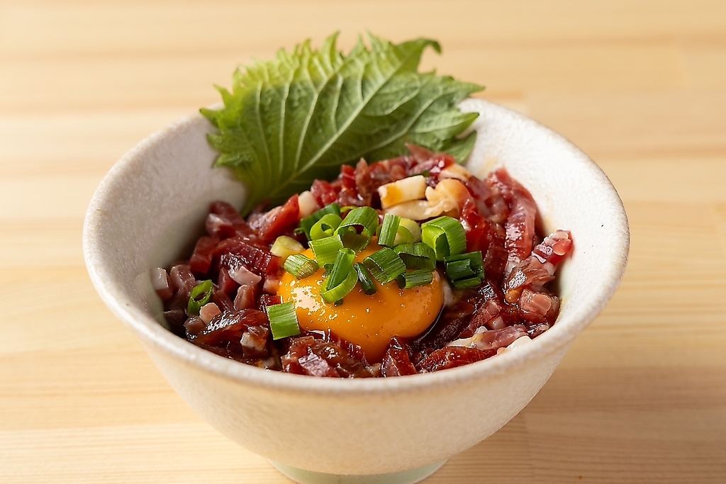 熊本県産の馬肉を使用したユッケは絶品です。