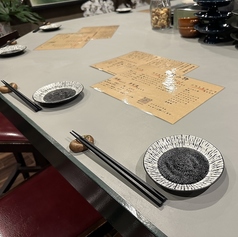 《デートシーンにピッタリ◎》横並びでお話ししやすい和空間。デートシーンや記念日利用など、大切な方とのひと時を過ごしていただけます。お席のご要望や記念日のお祝いなど、お気軽にご相談下さい♪