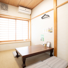 落ち着いた和の空間が広がる4名様用の座敷個室。ご家族や親しい友人とのゆったりした食事にぴったりです。プライベートな空間で、周りを気にせず会話も弾みます。特別な時間を静かに楽しみたい方におすすめの個室です。