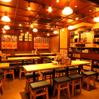 木を基調とした落ち着きのある店内