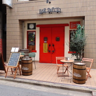 都会の空気に包まれる開放的なテラス席完備