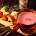 料理メニュー写真 栄養たっぷりビーツのピンクのチーズフォンデュ