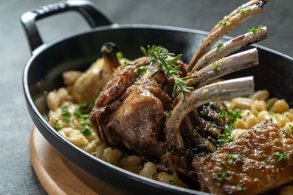 仔羊のロースト。フルボディのイタリアワインとのペアリングも楽しめます。