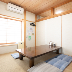 広めの6名様用座敷個室は、少人数の宴会やご会食に最適。和の趣あふれる空間で、落ち着いてゆったりとお過ごしいただけます。歓送迎会やご家族のお祝いなど、さまざまなシーンでご利用いただける使い勝手の良い個室です。