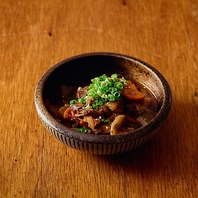 辛さがクセになる牛すじ煮込み