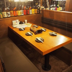 カジュアルな飲み会にぴったりのテーブル席。開放的な雰囲気の中で、仲間内での楽しい会話とお料理が弾みます。