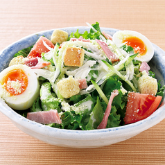 ベーコンと半熟玉子のシーザーサラダ