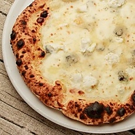 濃厚なチーズソースピッツァ♪クアトロフォルマッジ