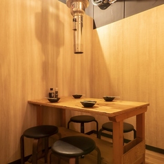 【完全個室のテーブル席：最大5名様】接待など、大切な方へのおもてなしにおすすめ。人気の完全個室は、最大5名様までご案内しております。和の趣あふれる扉付の空間は、接待や会食など、大切なおもてなしに最適です。当店自慢の逸品を味わいながら、周囲を気にせず会話をお楽しみいただけるため、観光でのお食事にもぜ◎