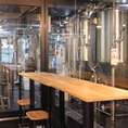 店内醸造所を眺めながら美味しいクラフトビールを頂ける最大6名のテーブル席をご用意いたしました。今まさにビールが造られる姿を眺めながら美味しいクラフトビールとお食事をご堪能下さい