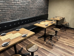 【宴会に最適お座敷・テーブル◎】テーブル席をご用意しております！お仕事終わりの宴会や、女子会などシーン幅広くご利用いただけます！！飲み放題つきの大人気コース2種類もございますのでお気軽にご予約ください♪ぜひお待ちしております！！