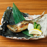 囲炉裏の炭火でじっくり焼き上げた炉端焼き。