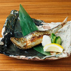 囲炉裏の炭火でじっくり焼き上げた炉端焼き。