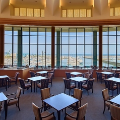 目の前に広がる青い海の景色を眺めながら、贅沢なひとときを。