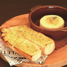 北海道カマンベールチーズフォンデュとガーリックトースト／北海道時鮭の味噌ちゃんちゃんアヒージョ