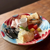 食器は全て沖縄の工房で仕入れた『やちむん』を使用