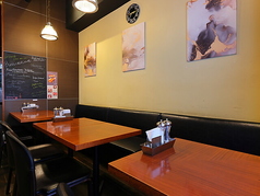 温かい照明が灯る店内には、4名様用のテーブル席が3卓ございます。友人との気軽な食事や、女子会、ご家族との賑やかなディナーに最適です。落ち着いた雰囲気の中で、美味しいステーキやハンバーグを囲み、楽しいひとときをお過ごしください。