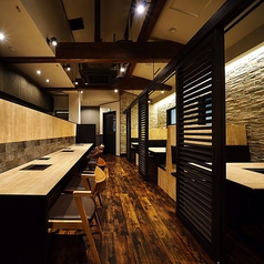 【ボックスシート】4名席を3つご用意しております。壁の天然石の凹凸に間接照明の光がランダムに照らされ、落ち着いた空間を演出します。