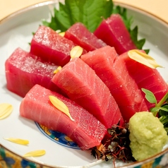 日比谷OKUROJIで極上海鮮を。「SAKABA Dotto.」自慢の艶やかな厚切りマグロ刺身などお刺身も…の写真