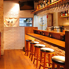 木目を基調とした洋風のお洒落な空間で、ゆったりとお食事を楽しめます。落ち着いた雰囲気の中、特別なひとときをお過ごしください。