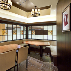 最大5名様までご利用いただけるテーブル席もございます。