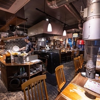 木の温もりに包まれたモダンで落ち着きのある店内