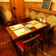 【ゆったりと落ち着いて食事ができるメインフロア】グループでのランチやディナー、少人数の宴会など幅広いシーンでご利用いただけます。開放的な空間で会話も弾みます♪