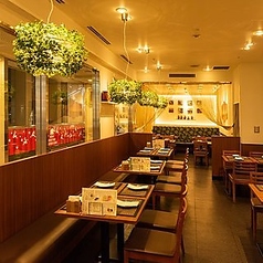 片側がソファーになっており、くつろぎやすいテーブル席です♪