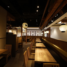 木の温もりを感じる落ち着いた店内。おひとり様からご家族、ご友人とのお食事まで、幅広いシーンでご利用いただけます。