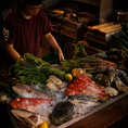 【小田原直送！鮮度自慢の旬鮮魚】その日美味しい旬の鮮魚を厳選し、素材本来の旨みや食感を活かしてご提供しております。中でも、種類豊富な魚介を豪快に盛り込んだ、かっこ名物「全力盛り」はぜひ味わっていただきたい逸品。鮮度抜群の海の幸を、こだわりの日本酒とともにご堪能ください。