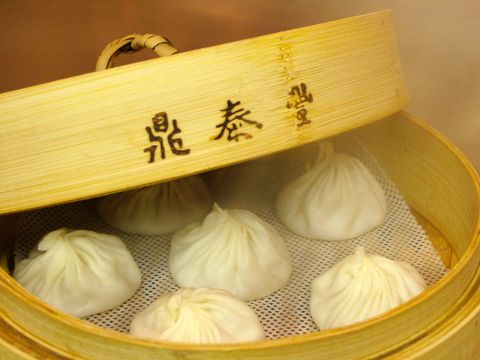 台湾に本店を構える点心料理専門店。透けるほどの薄皮に熱々の肉汁がたっぷり♪