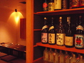 各種焼酎・日本酒が並びます。