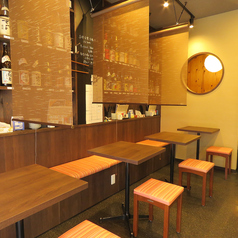 2名様掛けのテーブルを5席ご用意しております。