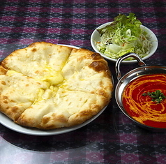 大人気！カレーと相性抜群の焼き立て「チーズナン」