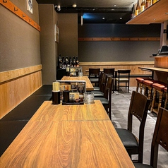 【3～4名様席】落ち着いた木目調の空間で、心地よい飲み会を。こちらの店内は落ち着いた雰囲気で、ご友人との楽しい飲み会や会社の懇親会にぴったりです♪是非会話が弾み、ついつい長居したくなる★是非ご利用ください！