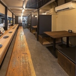 木製のテーブル、温かい雰囲気のカウンターでおひとり飲みやデートにご活用ください！