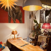 カジュアルなテーブルで楽しい時間を