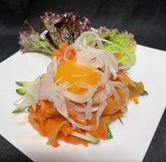スモークサーモンのユッケ風