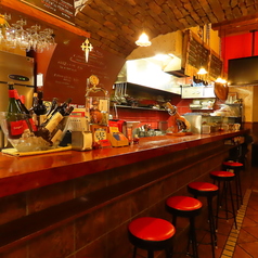 【ライブ感あふれるオープンキッチン前の特等席】お一人様やデートでのご利用に最適。シェフの調理を間近で見ながら、活気ある雰囲気の中でお食事を楽しめる人気のお席です。