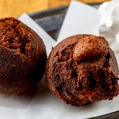 沖縄の伝統的な揚げ菓子で、外はカリッと中はふんわりした食感が特徴です。小麦粉・砂糖・卵を主原料とし、ドーナツに似た味わいで、割れ目が笑顔のように見えることから「幸せを呼ぶお菓子」とも言われます。