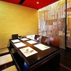 情緒あふれる和の趣に包まれた、掘りごたつの半個室をご用意しております。最大6名様までご利用可能な卓と4名様用の卓を合わせ、最大14名様までのご会食まで幅広く対応いたします。ご親族でのお集まりや、大切なビジネスのご接待にも最適。周囲を程よく遮った落ち着きのある空間で、ゆったりとした時間をお過ごしください。