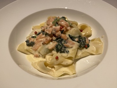 パッパルデッレのサーモンとほうれん草のクリームパスタの写真