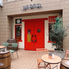 【恵比寿の風を感じる開放的な屋外シート】人気のテラス席は、デートや女子会を一段とお洒落に演出。夜景や夜の空気を感じながら、極上のスペインワインをご堪能ください。※晴天時のみ