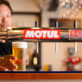 【ビアホール級の美味さ】 当店自慢の生ビールを最高の状態でお届けするため、ビールディスペンサー（機械）の毎日欠かさない徹底洗浄と、徹底した温度・ガス圧管理を行っております。このこだわりが生み出す、きめ細やかな泡とクリアな喉越しは格別！設備からこだわる極上の一杯をぜひご堪能ください。