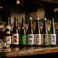 【料理の旨さを引き立てる日本各地の地酒】全国各地から厳選したこだわりの日本酒を豊富に取り揃えております。キレのある辛口から米の旨みを感じる芳醇な一杯まで多彩な味わいをご用意。小田原直送の旬鮮魚はもちろん、藁焼きや炭焼牛たんとの相性も抜群。料理との組み合わせを愉しみながら、お好みの一杯をご堪能下さい。