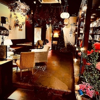 店内は照明が居心地のいい空間をつくっています