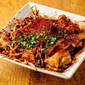 「激辛！！鶏の島ラー油炒め」は、ジューシーな鶏肉を島唐辛子入りの特製ラー油で豪快に炒めたピリ辛料理です。沖縄の風味豊かな辛味が口いっぱいに広がり、辛党にはたまらない一品。ご飯やお酒との相性も抜群です。