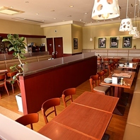 家族の団らんや女子会に嬉しい居心地の抜群のソファー席