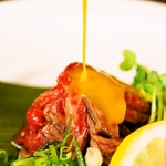 贅沢に…和牛レアステーキユッケ風！